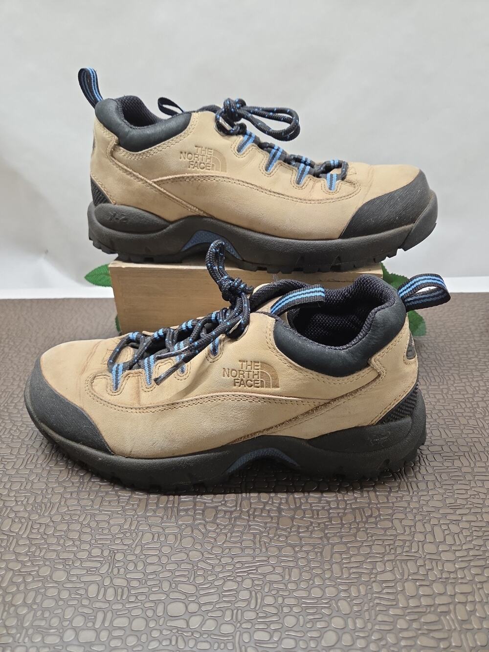 North Face Women Size 9 Suede Leather Hiking Shoe Boot Tan & Black Low Top 39260